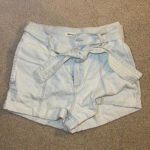 Billabong tied shorts